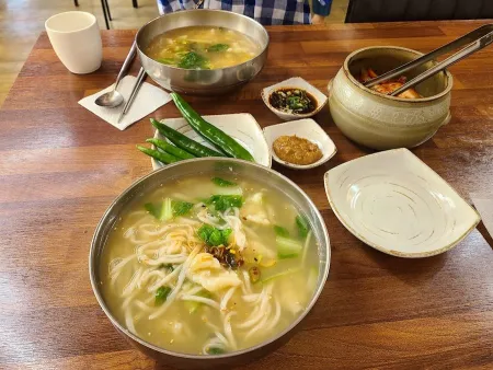 Apsan Halmae Son Kalguksu
