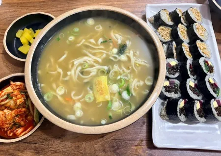 Baemal Kalguksu Gimbap