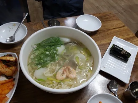 Dongnak Son Kalguksu