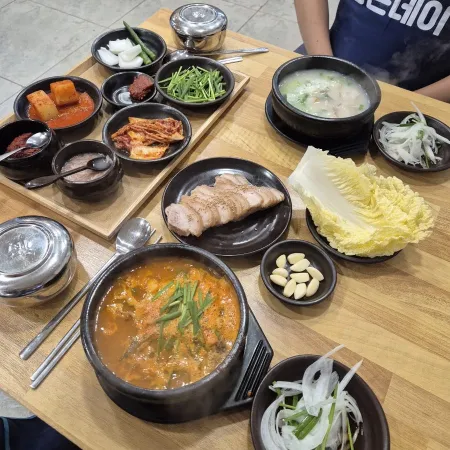 Yongho Dwaeji Gukbap