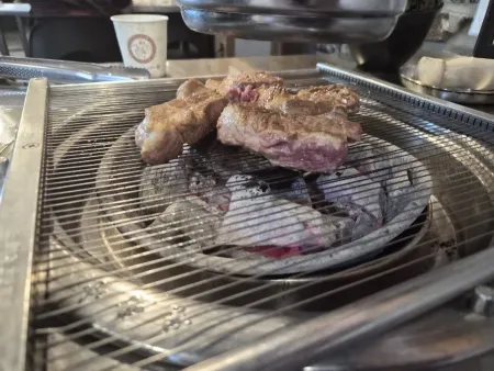 사가정 고기를품다