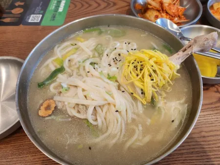 Yakjeon Dak Kalguksu