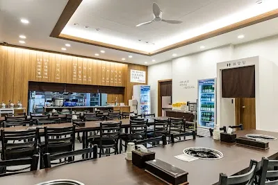 청원식당 부대찌개를 끓이다