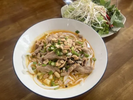 Cơm Gia Đình - Phở Hà Nội - Mỳ Quảng - Hải sản tươi sống bình dân