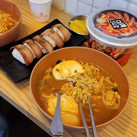 Teumsae Ramyeon Hongdae Playground Branch