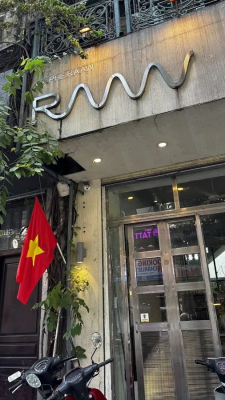 RAAW Coffee hàng buồm