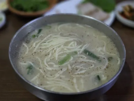 Samdaejjae Jeontong Kalguksu