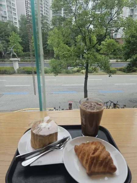 Starbucks Jamsilsaenae Station